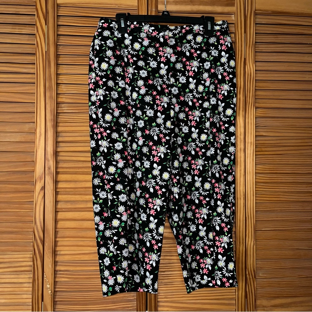 Alfred Dunner Black Floral Capris Size 12‎ Petite